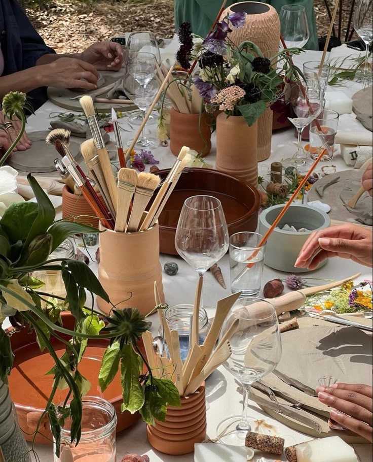 Table d'atelier créatif avec pinceaux et fleurs